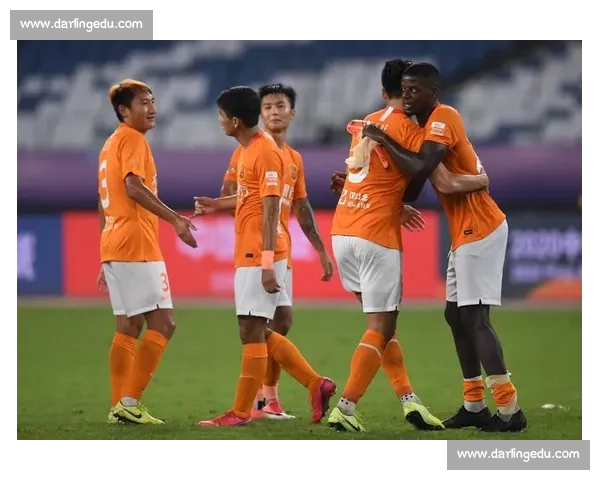 武汉卓尔迎战广州恒大中超焦点对决引爆球迷热情之夜赛场巅峰较量